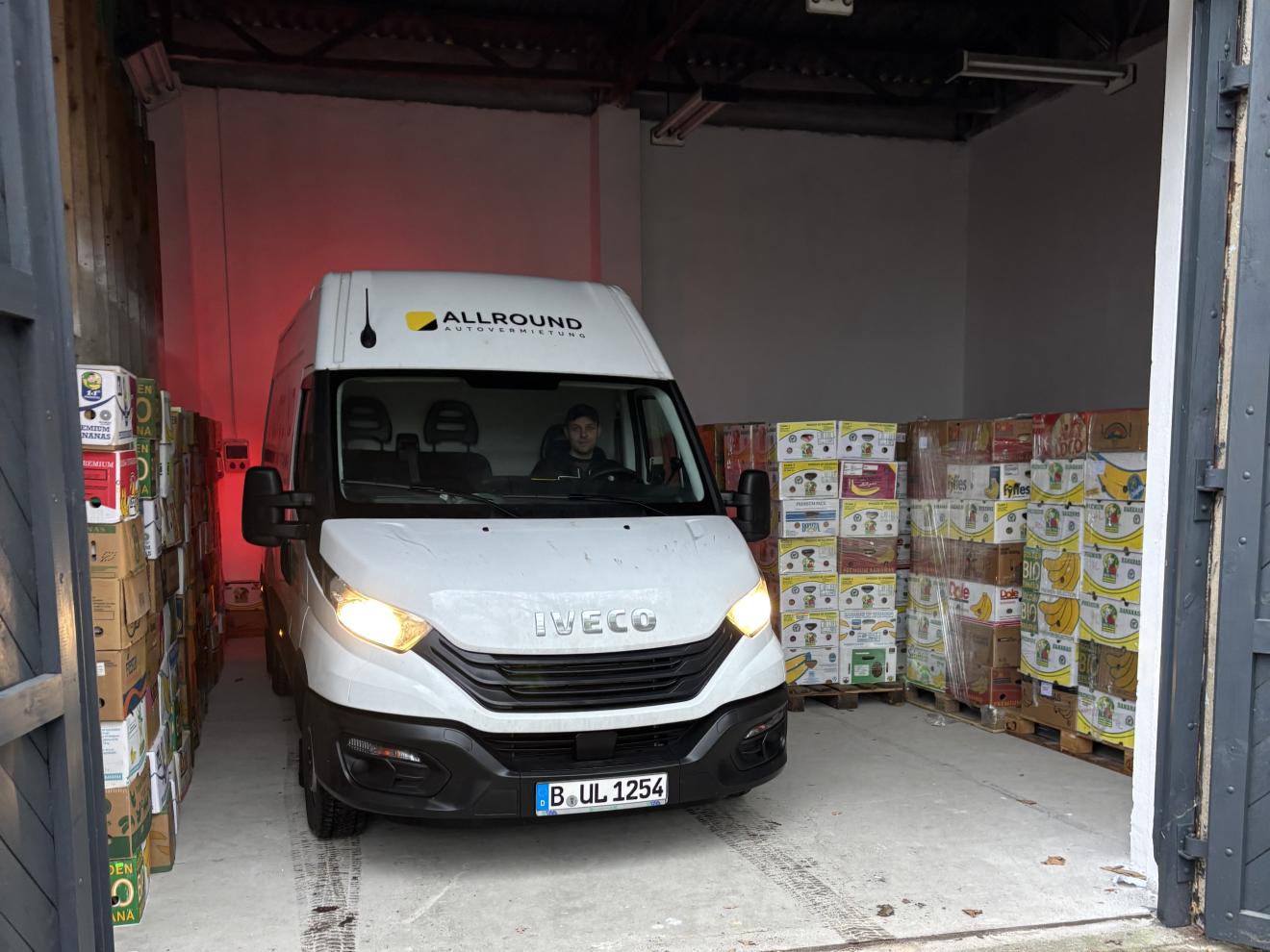 März: In unzähligen Touren brachten wir die Bücherkisten in die Feuerbachstraße oder in unser Lager in Brandenburg