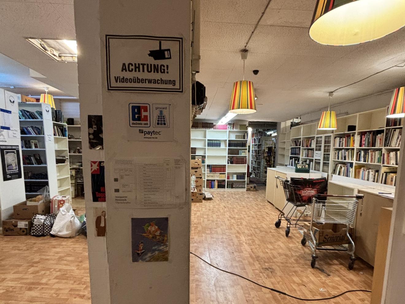 Februar 2025 Albrechtstraße: Abteilung für Abteilung arbeiteten wir uns durch Bücher und Bücherregale durch, die wir einpackten und abschraubten