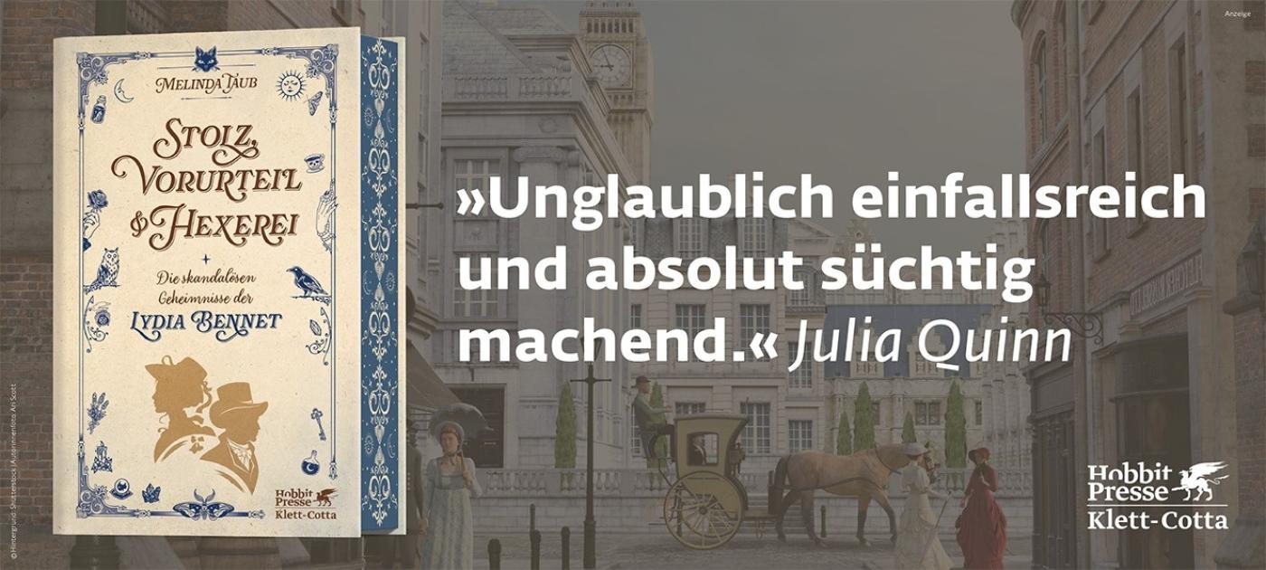 Werbebanner: Der Hintergrund zeigt ein blasses Bild einer Szene aus dem 19. Jahrhundert mit Gebäuden, einer Kutsche und flanierenden Damen in langen Kleidern mit Hüten und teilweise mit Sonnenschirm. Rechts steht ein Zitat von Julia Quinn: "Unglaublich einfallsreich und absolut süchtig machend". Links ist das Buch mit Farbschnitt "Stolz, Vorurteil & Hexerei + Die skandalösen Geheimnisse der Lydia Bennet" von Melinda Taub aus dem Klett-Cotta Verlag abgebildet. Der Link führt zur Detailseite des Romans.